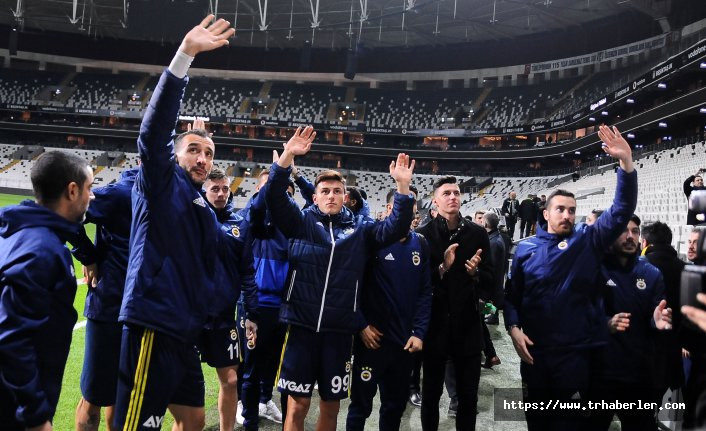 Fenerbahçeli futbolcular ikinci kez tribünleri selamladı
