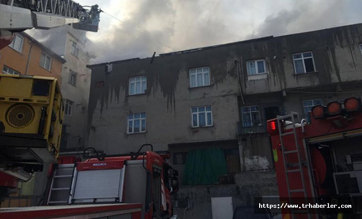 Halkalı'da apartmanın çatısı alev alev yandı