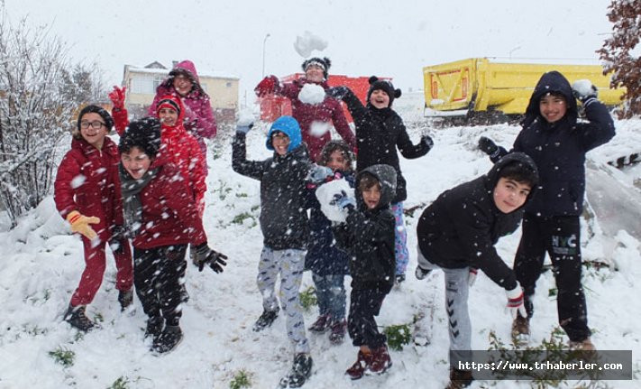 İstanbul'da kar topu oynayan çocuklar: Okullar tatil olsun 'Vali Amca'
