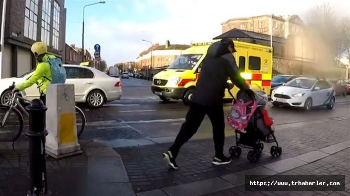 Sert rüzgar bebek arabasını caddeye savurdu - video izle