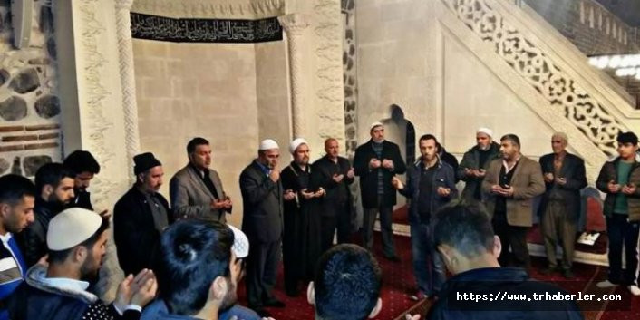 Ulu Cami'de sabah namazı sonra Uygur Türklerine dua: "Zulme karşı duaya kalk''