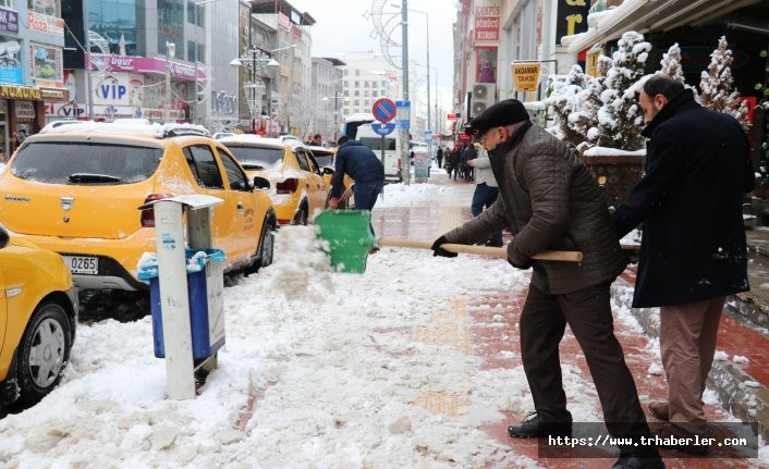 Van’da kar yağışı etkili oluyor:  321 yerleşim yeri ulaşıma kapandı