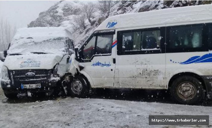 Beytüşşebap'ta minibüsler çarpıştı: 2'si ağır, 7 öğretmen yaralı