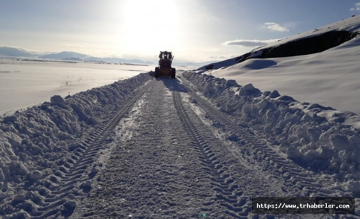 Çaldıran'da yoğun kar yağışı: 80 yerleşim yerinin yolu ulaşıma kapandı