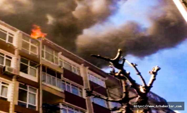 Güngören'de iki binanın çatısı alev alev yanıyor