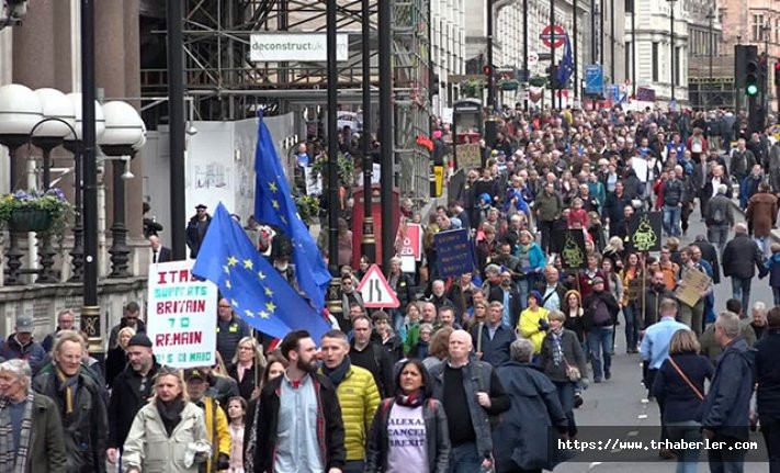 İngiltere'de dev ''Brexit'i halka bırakın'' yürüyüşü