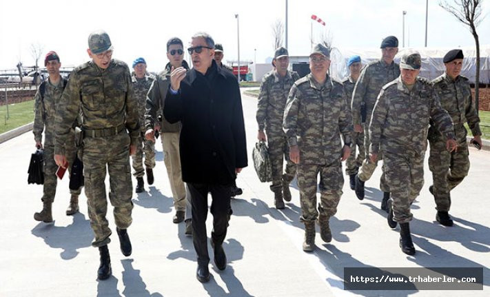 Milli Savunma Bakanı Akar, beraberindeki komutanlar ile Suriye sınırında