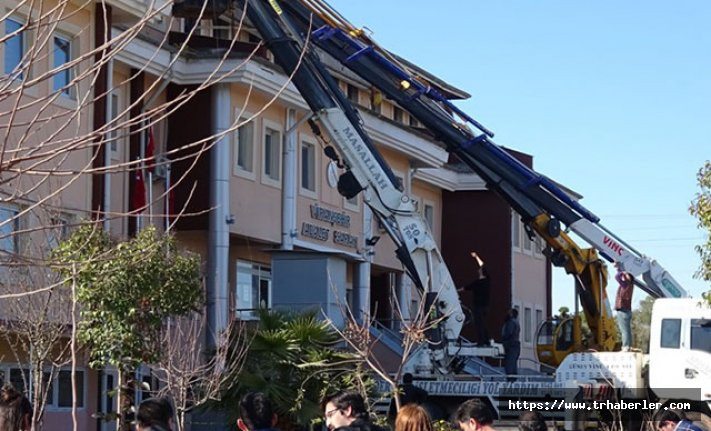 Şanlıurfa'da ilçe adliye binasının çatısı çöktü