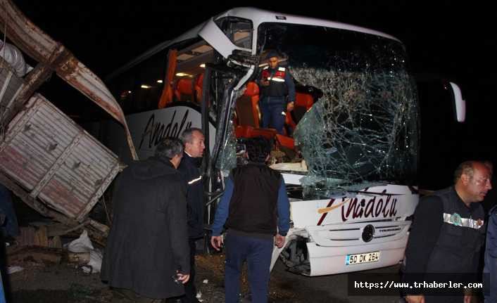 Yolcu otobüsü TIR'a arkadan çarptı: 2’si ağır ,çok sayıda yaralı var