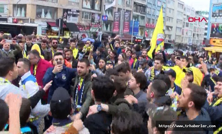 Fenerbahçe taraftarı, Kadıköy'de toplanmaya başladı
