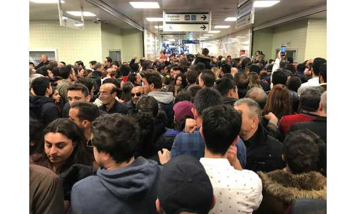 İmamoğlu'nun "Yeni bir başlangıç" mitingi nedeniyle Marmaray İstasyonunda yoğunluk yaşandı