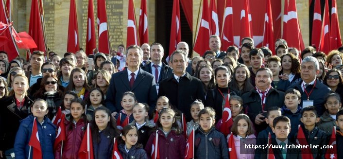 Milli Eğitim Bakanı Ziya Selçuk ve Öğrenciler Büyük Önder Atatürk’ün Huzuruna Çıktı