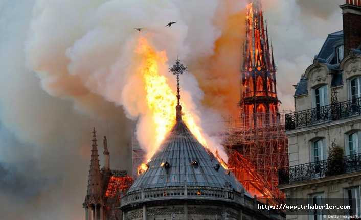 Notre Dame Katedrali'nde yangın! Paris'in simgesi yanıyor
