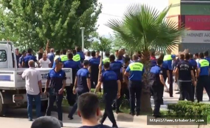 Adana'da satıcılar zabıtayı linç etmek istedi! Polis kurtardı