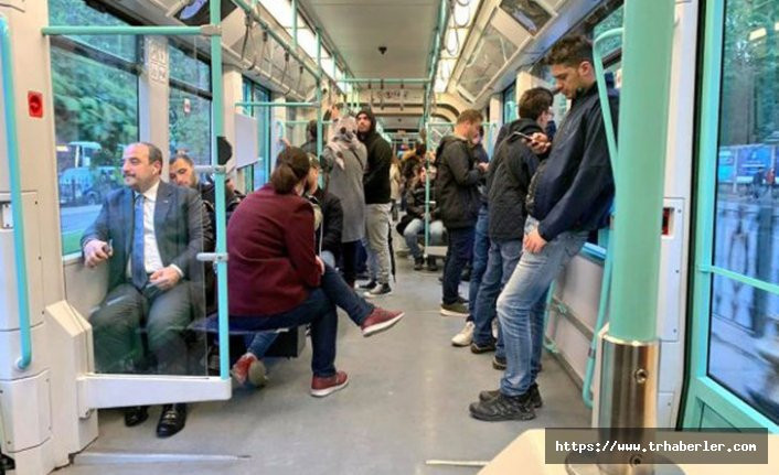 Bakan Mustafa Varank'ın tramvayda yolculuğu sosyal medyayı saldı!
