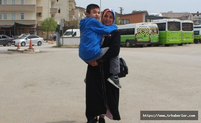 Fedakar Anne tekerlekli sandalyeye binmeyen 12 yaşındaki oğlunu hep kucağında taşıyor! video izle