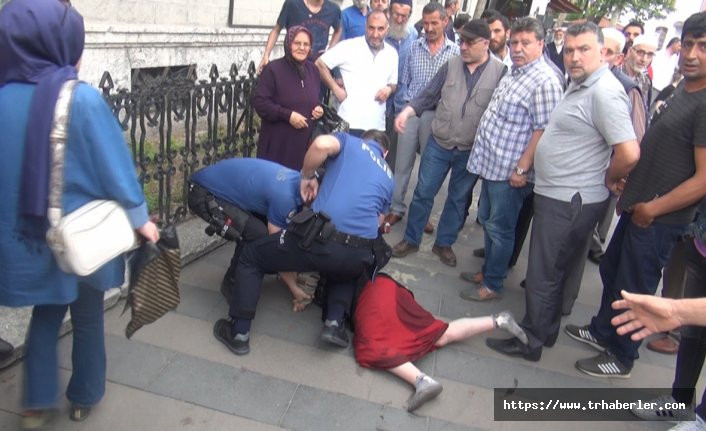 Sakarya'da dilenci polisin tabancasını almaya kalkıştı!