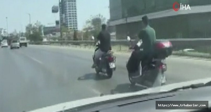 Trafikte motosikletlilerin tehlikeli ipli yolculuğu kamerada! video izle