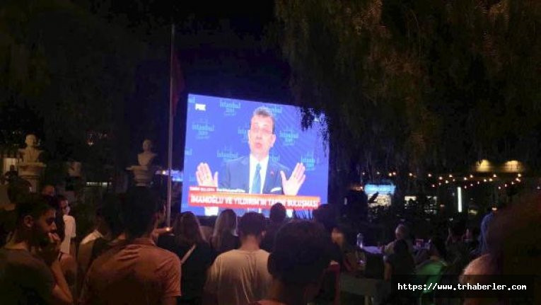 Alaçatı'da tatilciler adayları dev ekrandan izledi