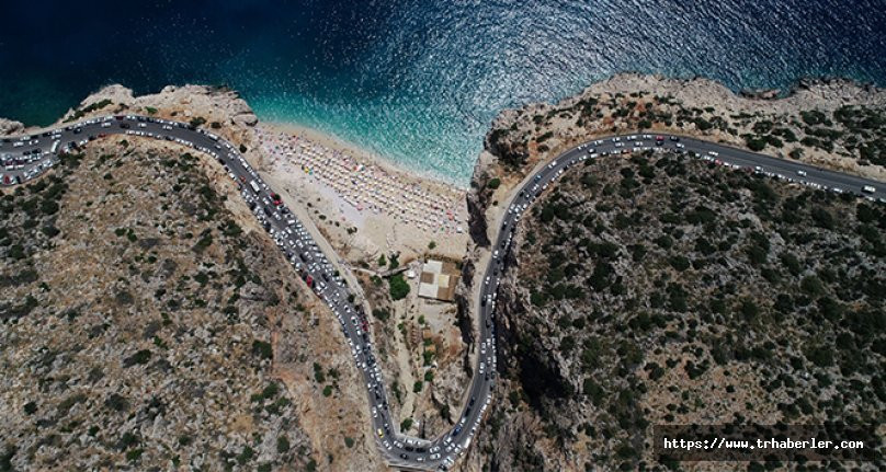 Antalya'nın Kaş plajında izdiham yaşandı, 3 kilometrelik araç kuyruğu oluştu!