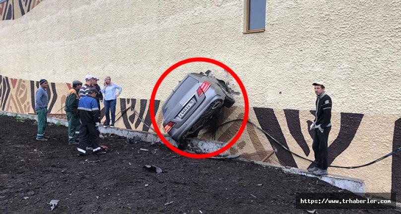 Kontrolden çıkan otomobil duvara saplandı!