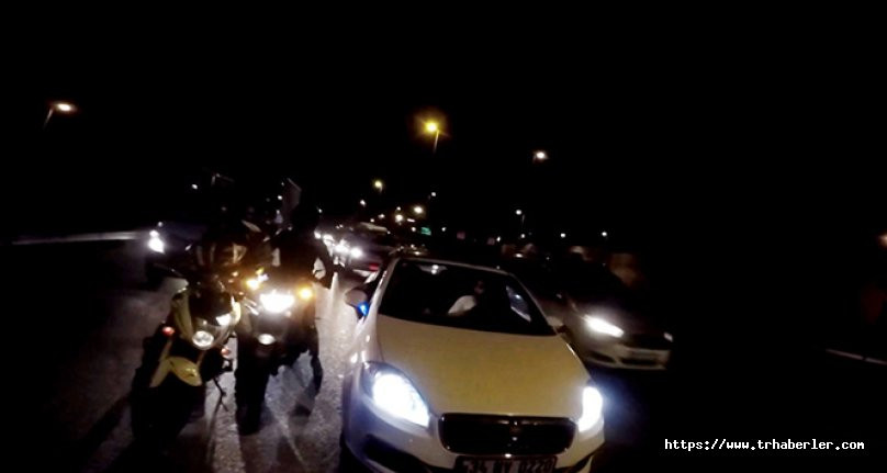 Motosikletliler otomobilin önünü kesip trafikte kavga ettiler! video izle