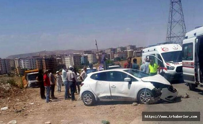 Siirt'te feci kaza : Otomobil ile kamyon çarpıştı