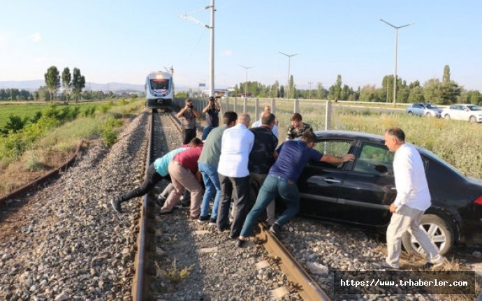 Sivas'ta tren raylarında asılı kalan araç büyük panik yaşattı!