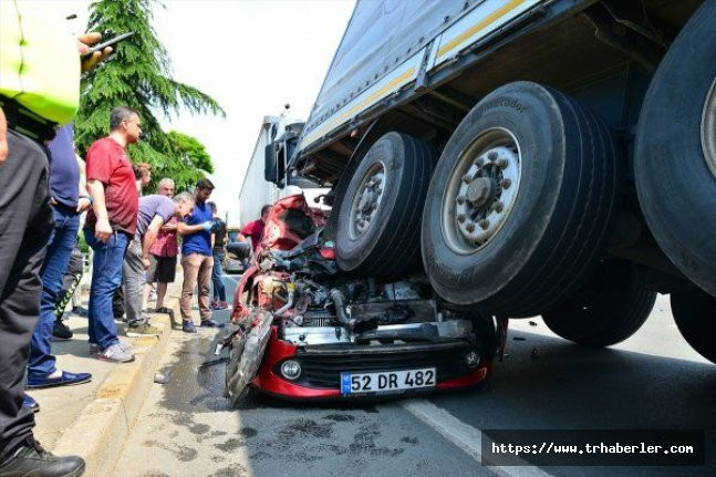 Trabzon'da korkunç kaza otomobil tırın altında kaldı!