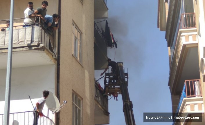 Ankara'da apartmanda çıkan yangında iş makinesiyle tam  60 kişi kurtarıldı!