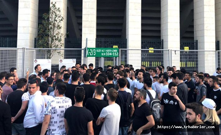 Beşiktaşlı taraftarlar, Vodafone Park önünde toplanıp yönetime tepki gösterdi