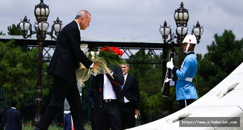 Cumhurbaşkanı Erdoğan, 15 temmuz Şehitler Anıtı'na çiçek bıraktı! video izle