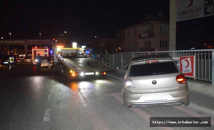 İki otomobil, İETT durağına daldı: 8 kişi yaralandı! video izle