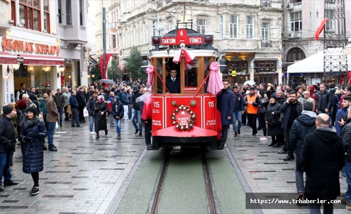 İstiklal Caddesi'nde nostaljik tramvay korku dolu anlar yaşattı!