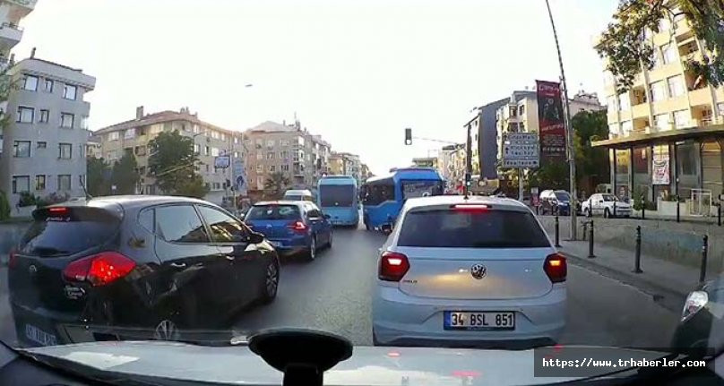 Minibüsçülerin trafikte tehlikeli yolcu kapma yarışı kamerada! video izle