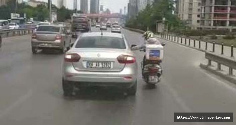 Motosikleti bozulan sürücü canın hiçe sayarak otomobilin camına tutunup seyahat etti! video izle