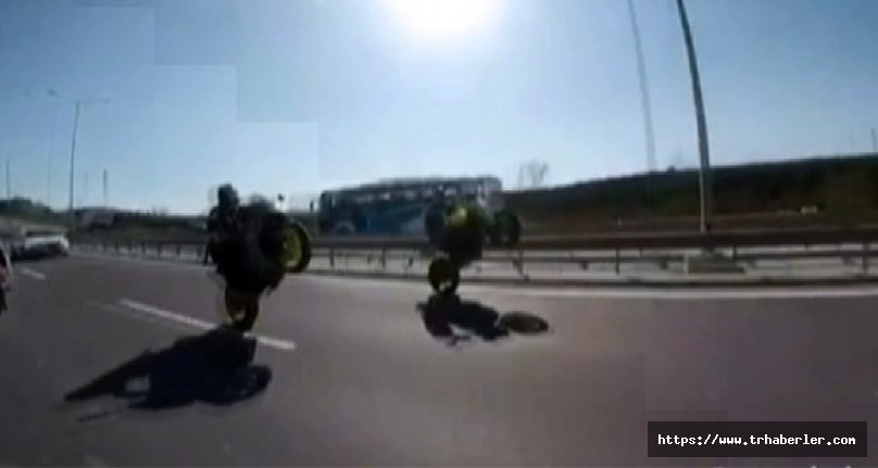 Motosikletli maganda 'tek teker' üstünde yarışıp 'makas' attığı anlar kamerada! video izle