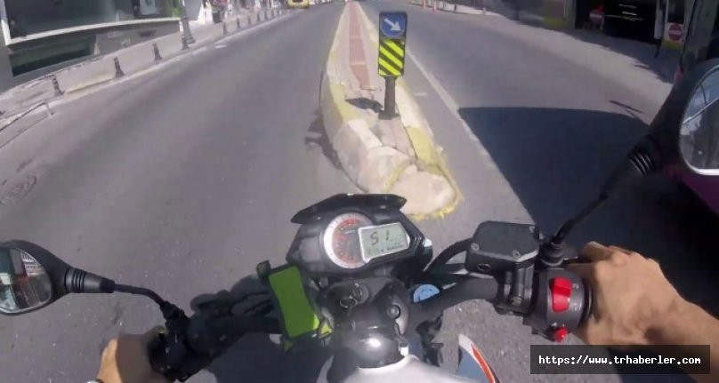 Otobüsü sollamak isteyen motosikletli gencin ölümden kıl payı kurtulduğu o anlar kamerada! video izle