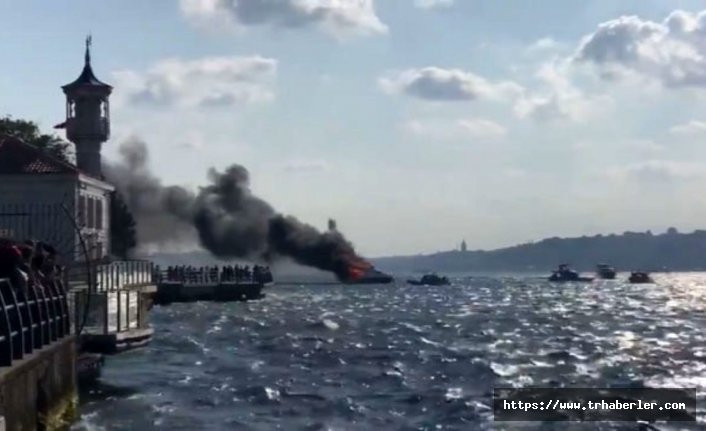 Üsküdar'da yanan tekneden, yolcular denize atlayarak kurtuldu!