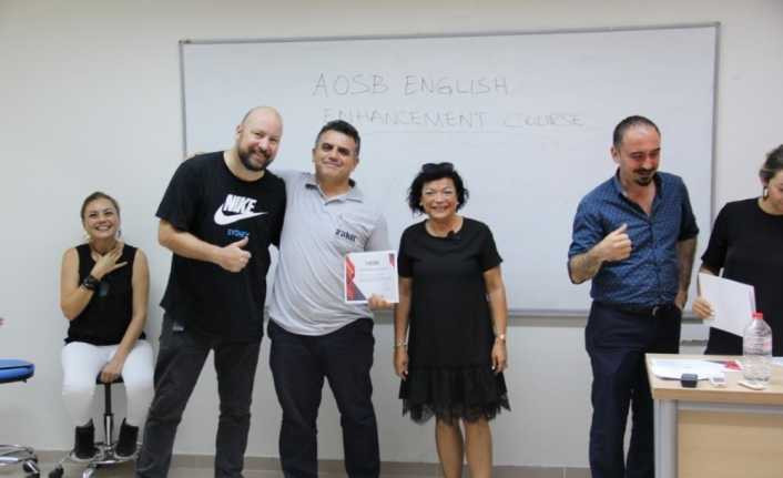 AOSB Akademi’nin İngilizce kursiyerleri sertifikalarını aldı
