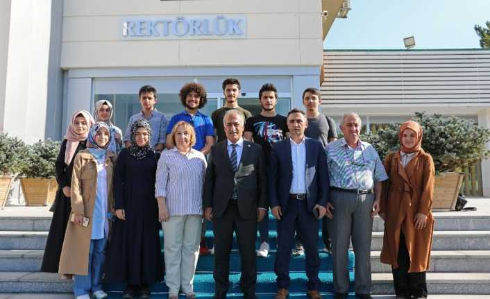 Atatürk Üniversitesi öğrencileri, çalışma hayatına uyum sağlıyor