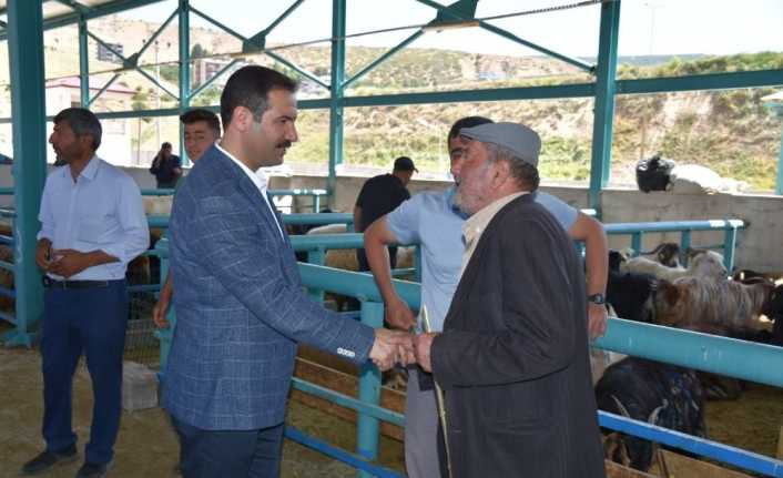 Başkan Geylani, bayram öncesi mezbahana ve hayvan pazarını ziyaret etti