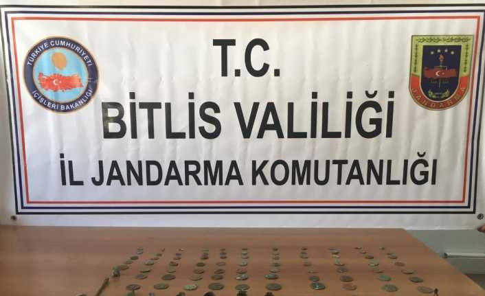 Bitlis’te tarihi eser kaçakçıları suçüstü yakalandı