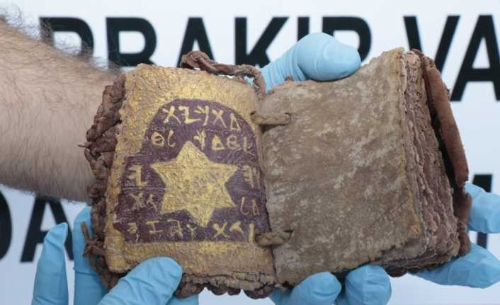 Diyarbakır’da Roma dönemine ait altın yazmalı tarihi kitap ele geçirildi