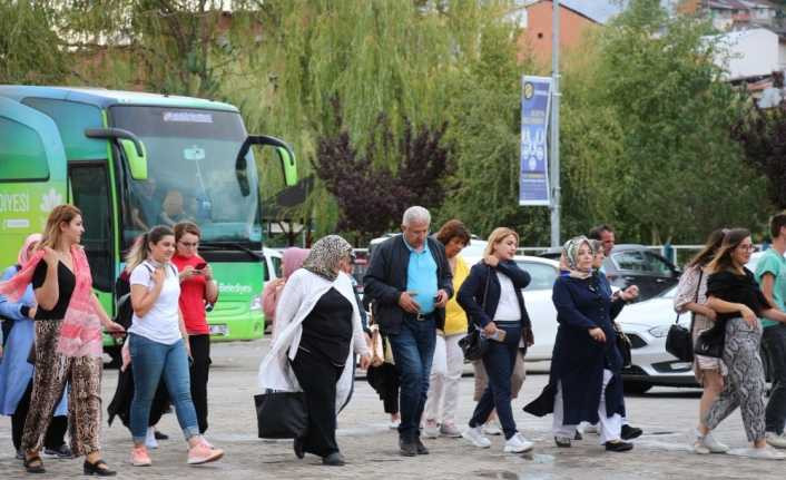 Erzurum İstanbul Dernekler Federasyonu Kadın Kolları köy çocuklarını sevindirdiler