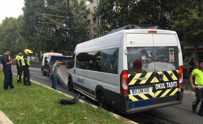 Fatih’te alkollü servis minibüsü şoförü tramvay yolunda kaza yaptı
