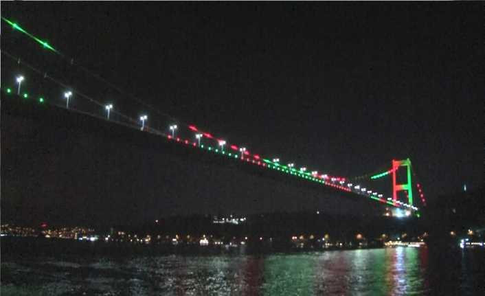 FSM Köprüsü Afganistan bayrağı renklerine büründü