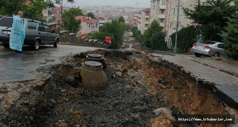 İstanbul'da yoğun yağış sonrası yol çöktü!!