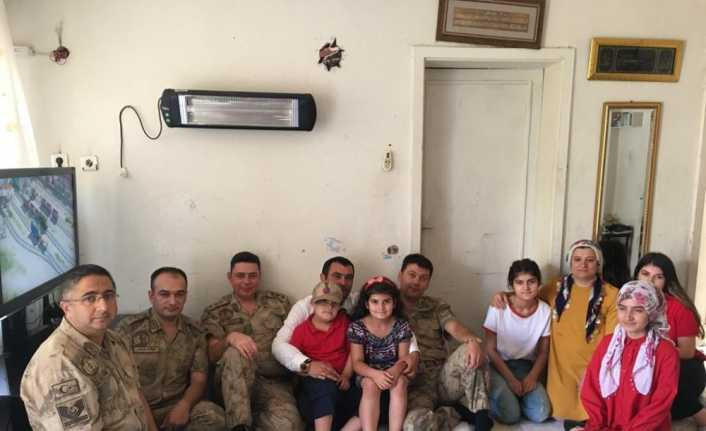 Jandarmadan şehit piyade er Özcan’ın ailesine bayram ziyareti