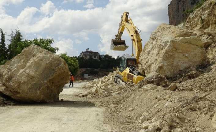 Karaman’da kepçenin üzerine 30 tonluk kaya düştü
